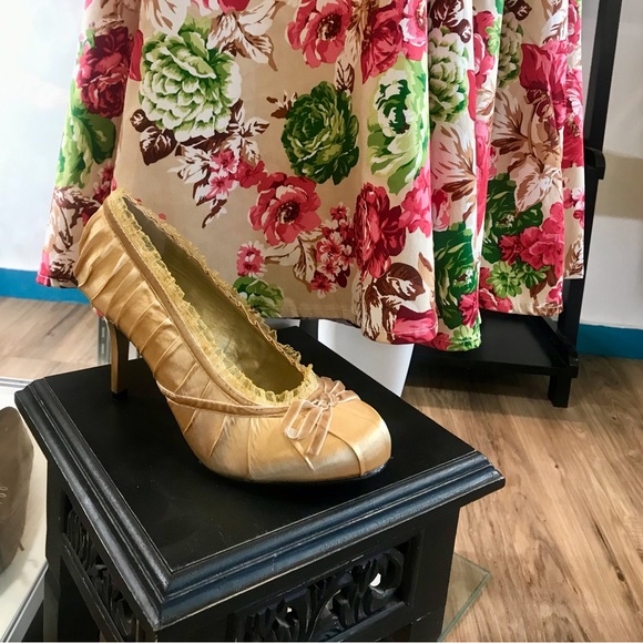 ⚜️Doll Satin Bow Heel Gold⚜️
Brand New In Box - Picture 7 of 7